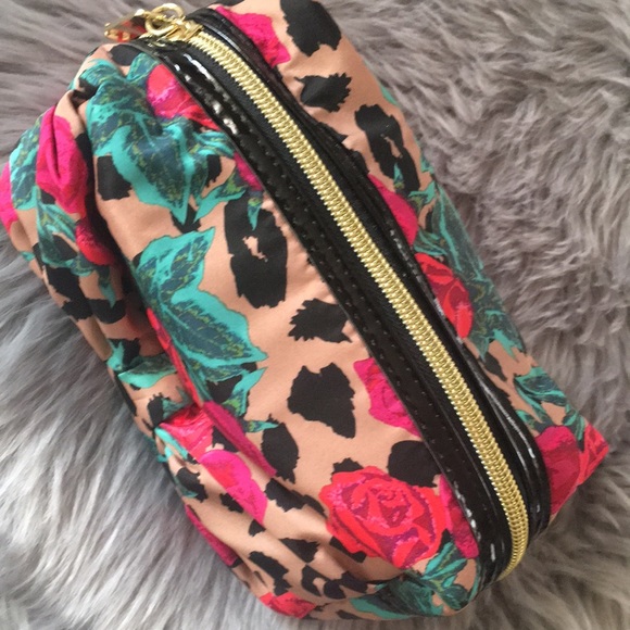 Pretty floral Betsey Johnson cosmetic bag - Picture 2 of 4